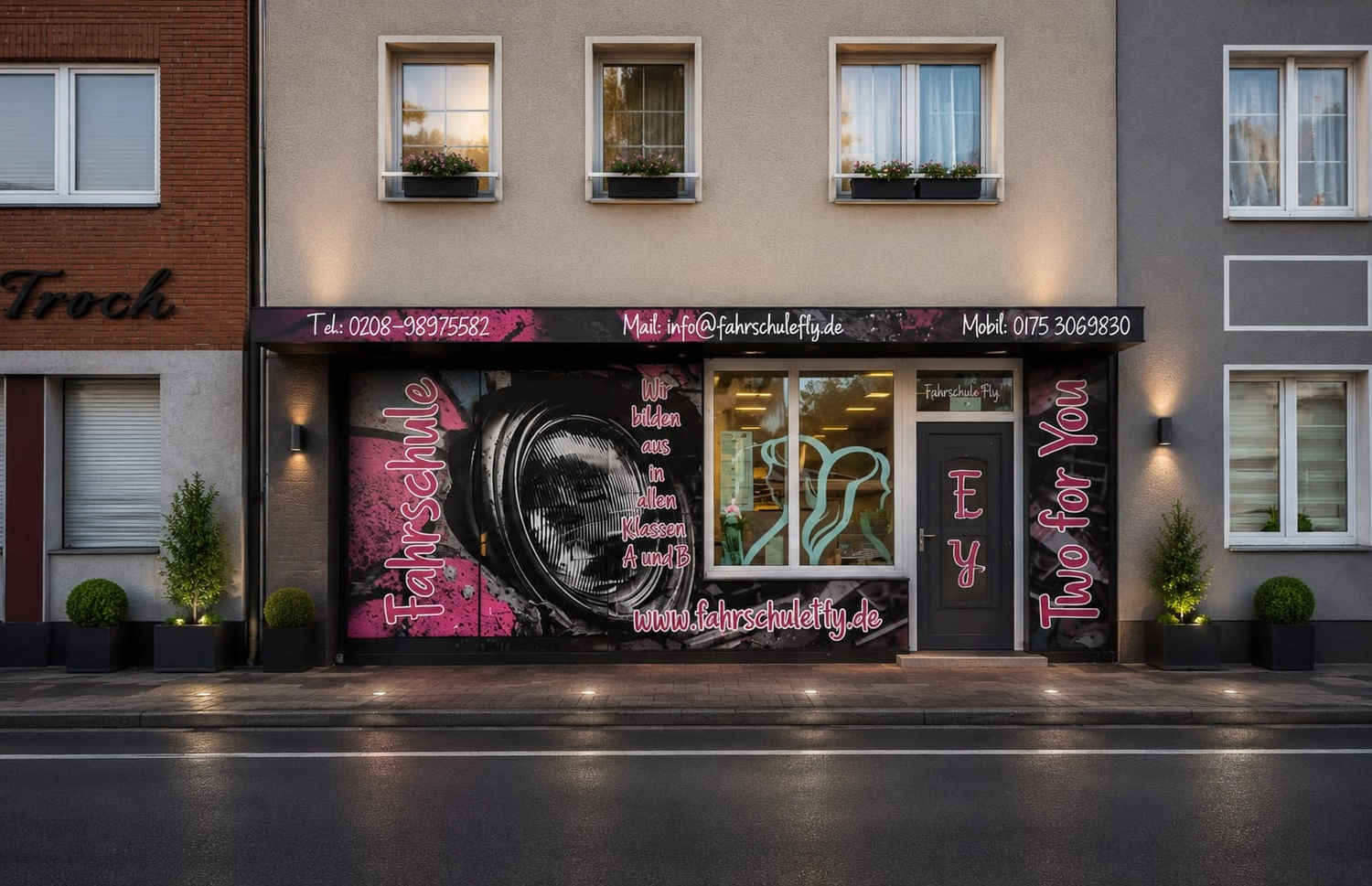 Fahrschule Two for You GmbH – Das Interieur der Fahrschule Two for You mit modernen Holzmöbeln und einer separaten Kaffeestation.
