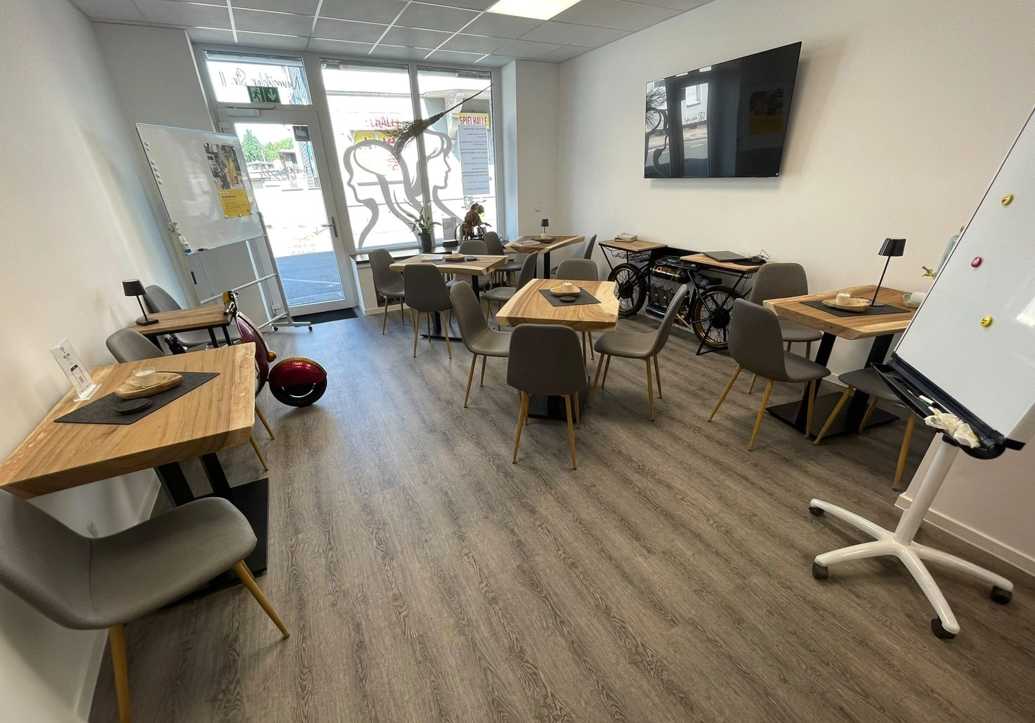 Fahrschule Two for You GmbH – Das Interieur der Fahrschule Two for You mit modernen Holzmöbeln und einer separaten Kaffeestation.